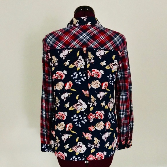 🎉HP!🎉 En Creme Plaid Floral Button Down Top - Picture 3 of 4